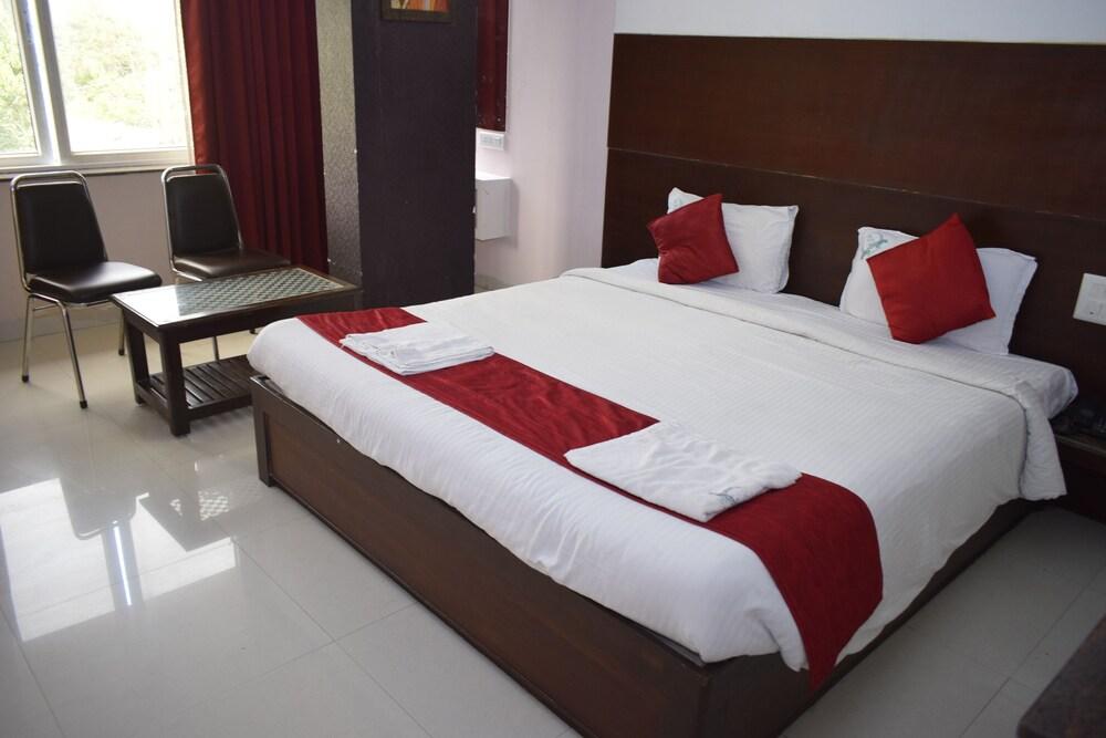 Hotel Sumith Palace Ποντισερί Εξωτερικό φωτογραφία