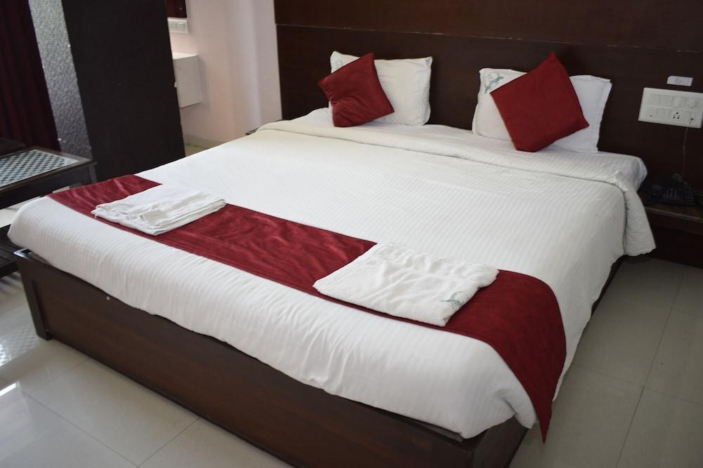 Hotel Sumith Palace Ποντισερί Εξωτερικό φωτογραφία